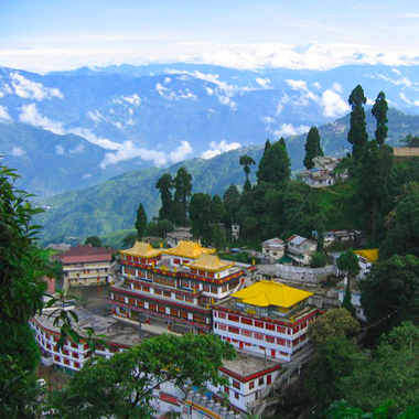 Darjeeling (via <a href="http://www.omfactorynyc.com/retreats/yoga-in-darjeeling-india.htm">omfactorynyc</a>)